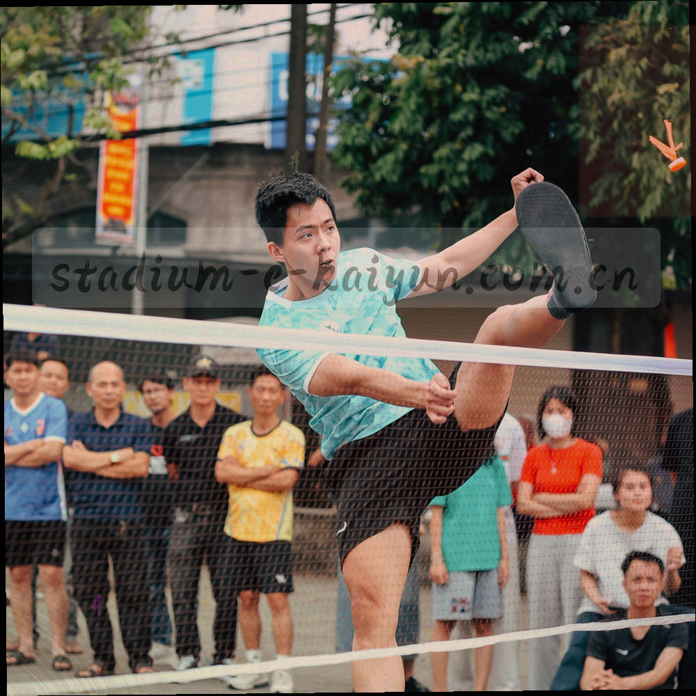 战术板与翻开的笔记本并置俯拍，边上有几支记号笔和一小叠打印名单